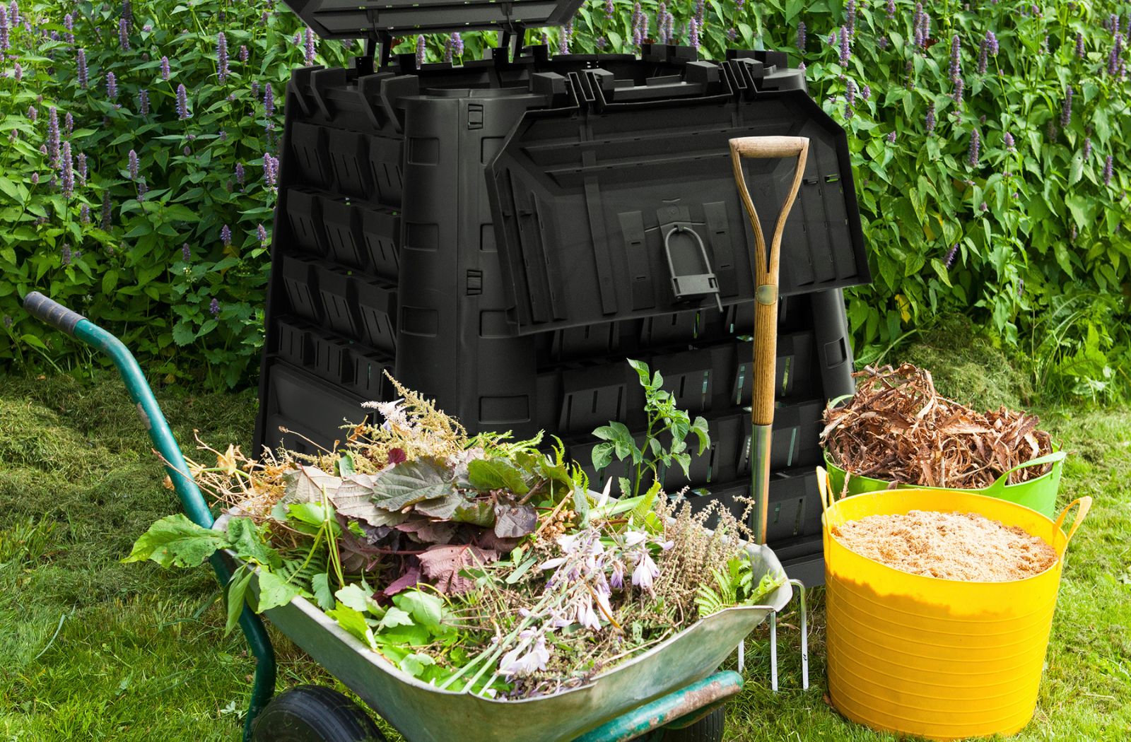 Kompost im Garten. Gartenpflege im Herbst.