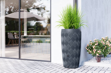 Schöne Regentonne steht auf einer Terrasse