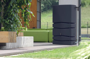 Wandtank steht an Hauswand