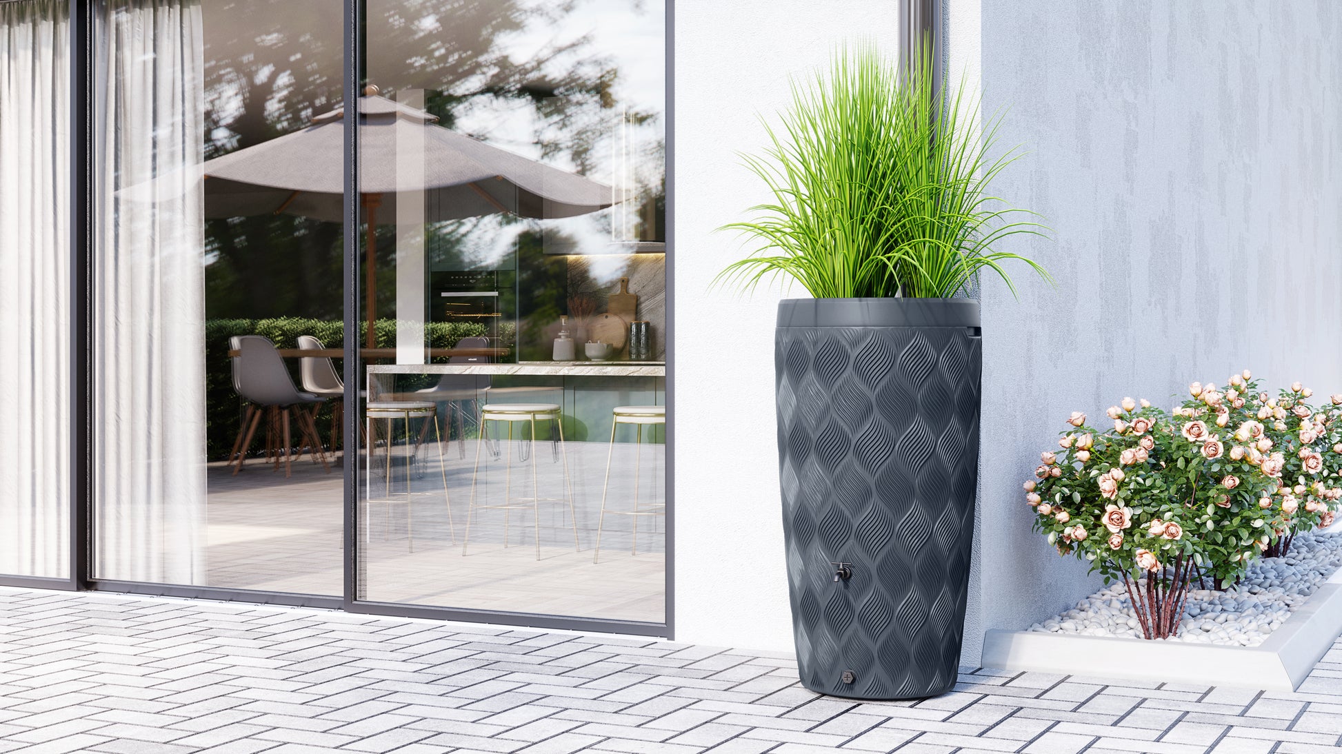 Moderne Terrasse mit Glasschiebetüren, dekorativen Pflanzgefäßen mit YourCasa Regentonne 240 Liter [Seabreeze Flower] – Nachhaltige Bewässerung im Garten und Essmöbeln für den Außenbereich.