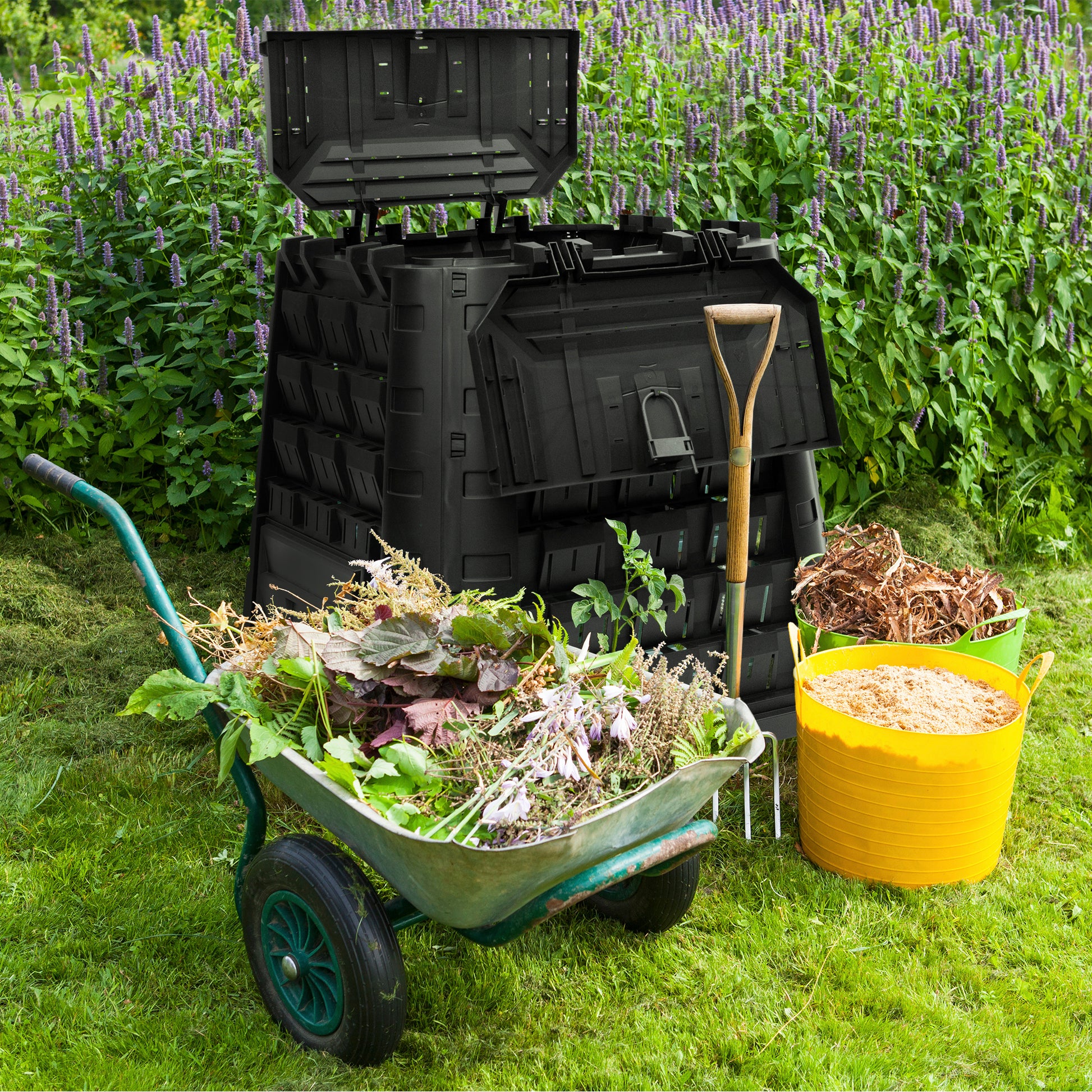 Eine YourCasa-Schubkarre mit EcoFusion-Technologie zur Thermokompostierung im Gartenkomposter.