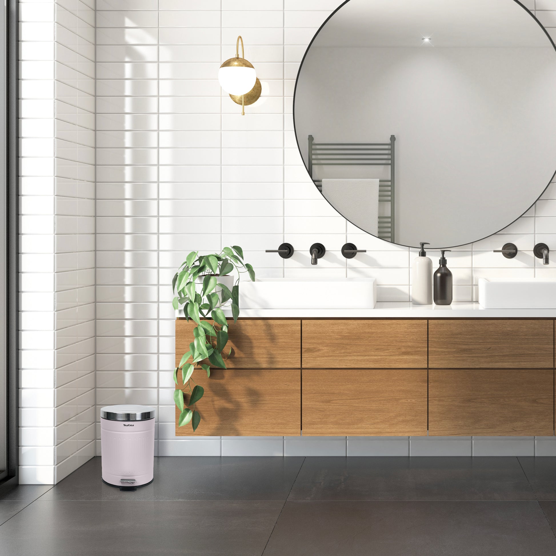 Ein Badezimmer mit einem großen Spiegel und einem weißen Waschbecken. Das Waschbecken verfügt über einen eleganten YourCasa® Mülleimer [5L] Edelstahl Retro Design - für Badezimmer oder Küche Wasserhahn.