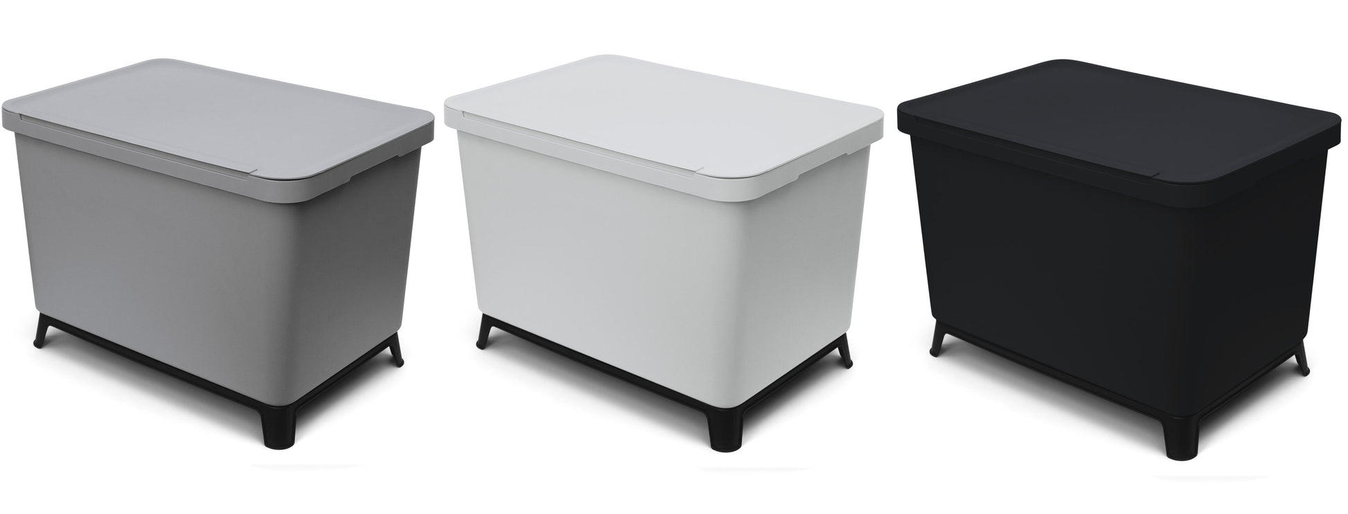 Drei quadratische YourCasa® Mülltrennsysteme in den Farben Grau, Weiß und Schwarz mit geschlossenen Deckeln und schwarzen Beinen für eine effiziente Mülltrennung.
