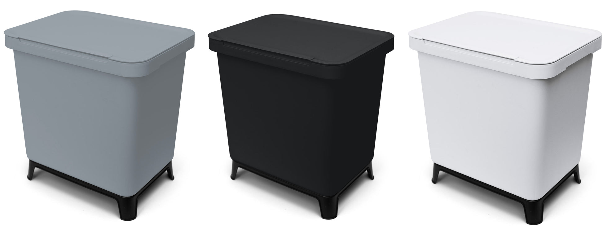 Drei verschiedenfarbige Küchen-Mülleimer für YourCasa® Mülltrennsystem mit 2-4 Fächern [20-40L] - Effiziente Mülltrennung mit exklusivem Design mit Schwingdeckel, isoliert auf weißem Hintergrund.