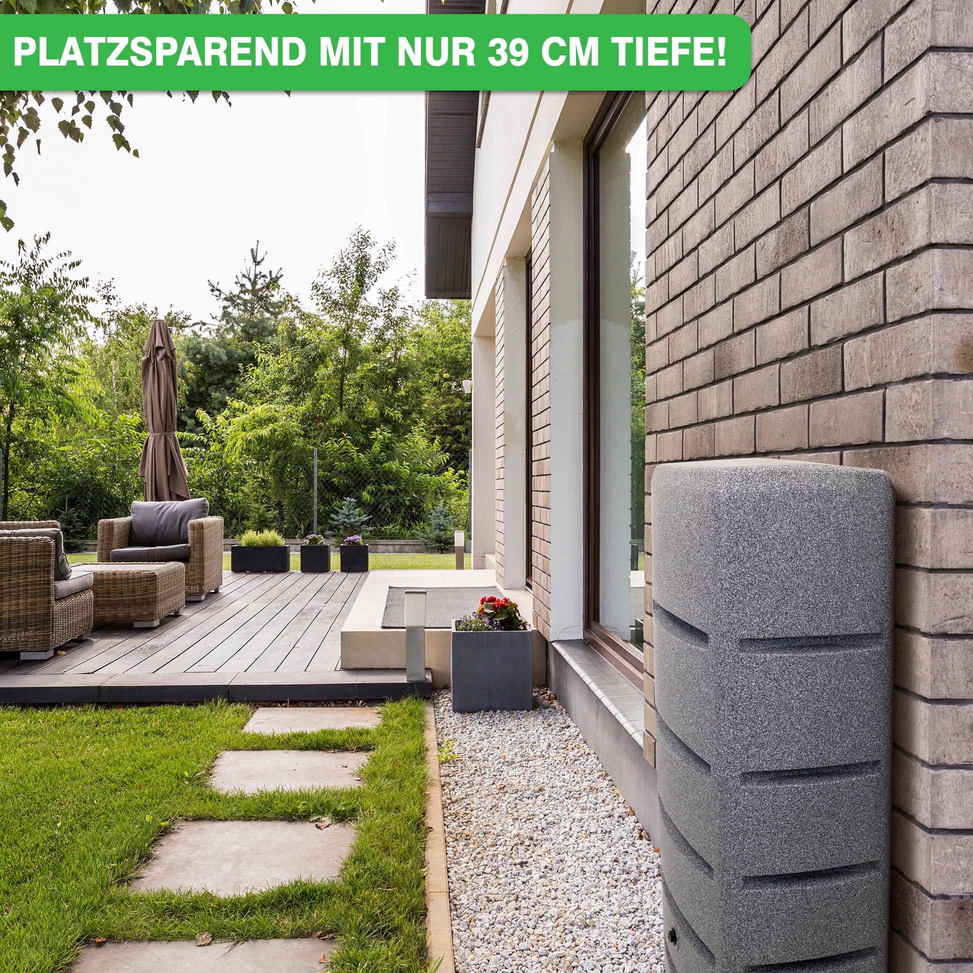 Platzsparende YourCasa Regentonne [EcoTower] mit 39 cm Tiefe installiert neben einem modernen Haus mit Terrasse und Garten.