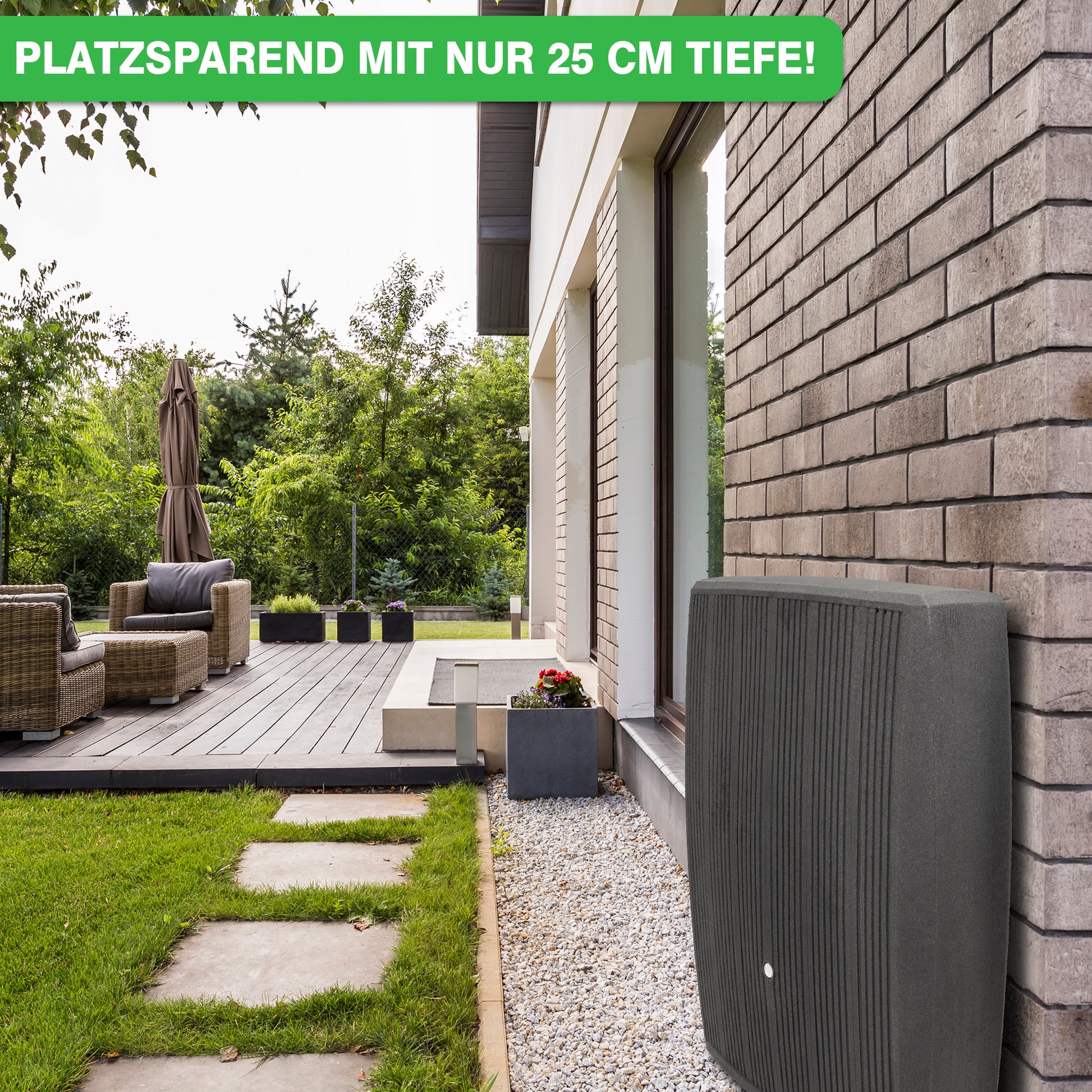 Kompaktes Outdoor Klimagerät neben modernem Haus mit Terrasse, Gartenbereich und YourCasa Regentonne 200 Liter [DualStyle] - Platzsparend & Stilvoll von yourcasa-de.