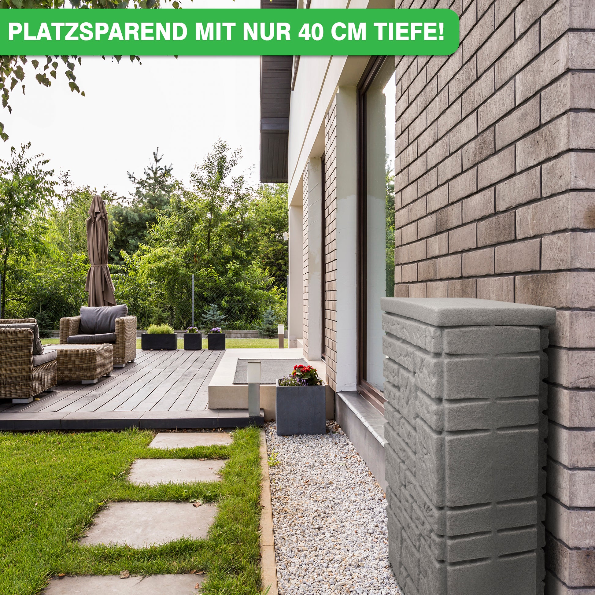 Moderne Terrassenfläche mit kompaktem, platzsparendem YourCasa Regentonne 300 Liter [StoneRain] – Frostsicher & UV-beständig in Steinbrunnen-Optik neben einem Haus.