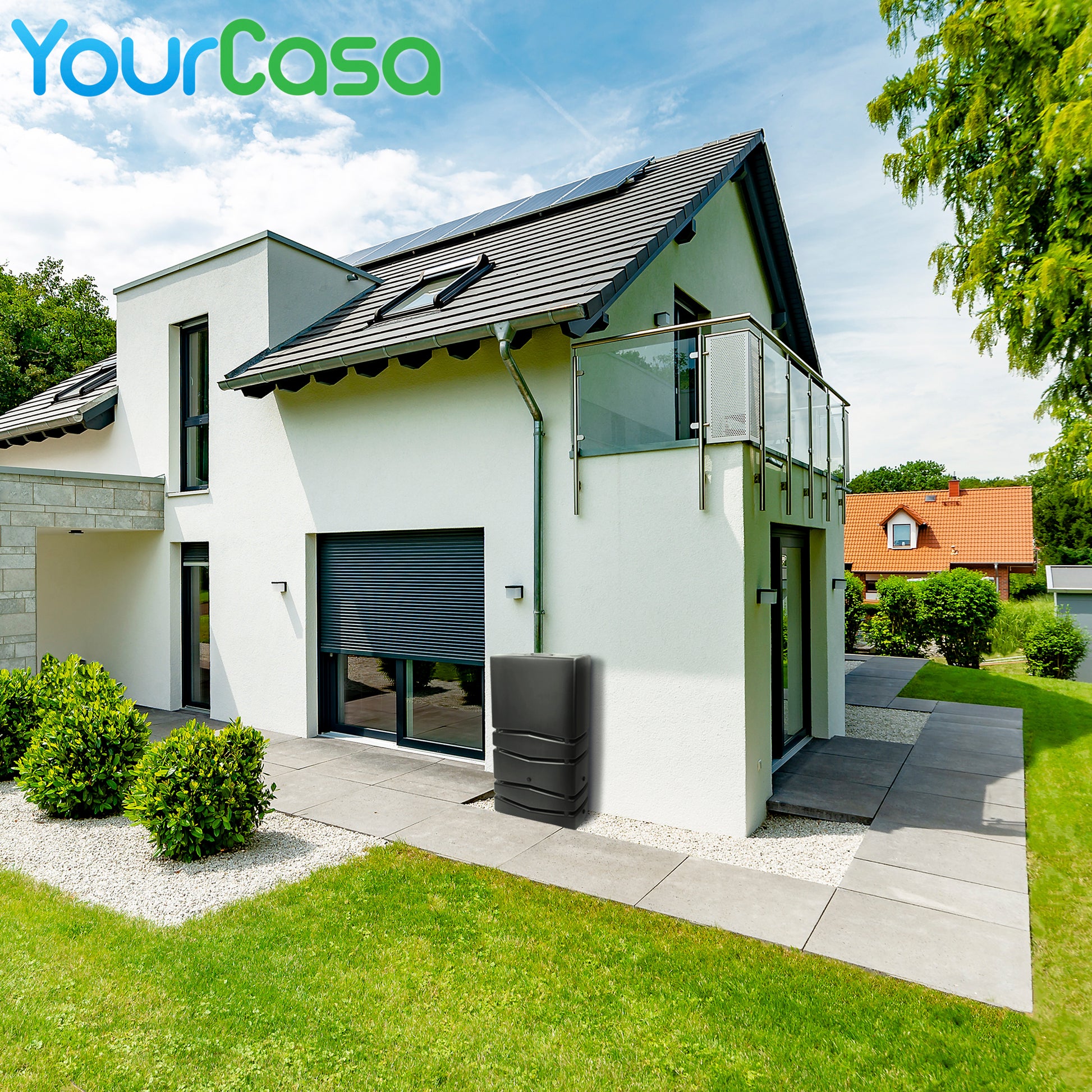 Ein Haus mit Solarpanel und YourCasa Regentonne Aqua Silo 350 / 450 und 650 Liter auf dem Dach.