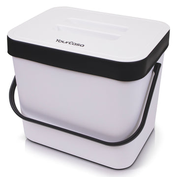 Eine weiße tragbare Kühlbox mit schwarzem Griff und Deckelverzierung, die als YourCasa® 7L Biomülleimer mit Halterung und Sieb für Küche – Geruchsdicht & Spülmaschinenfest fungiert und den Markennamen „yourcasa-de“ trägt.