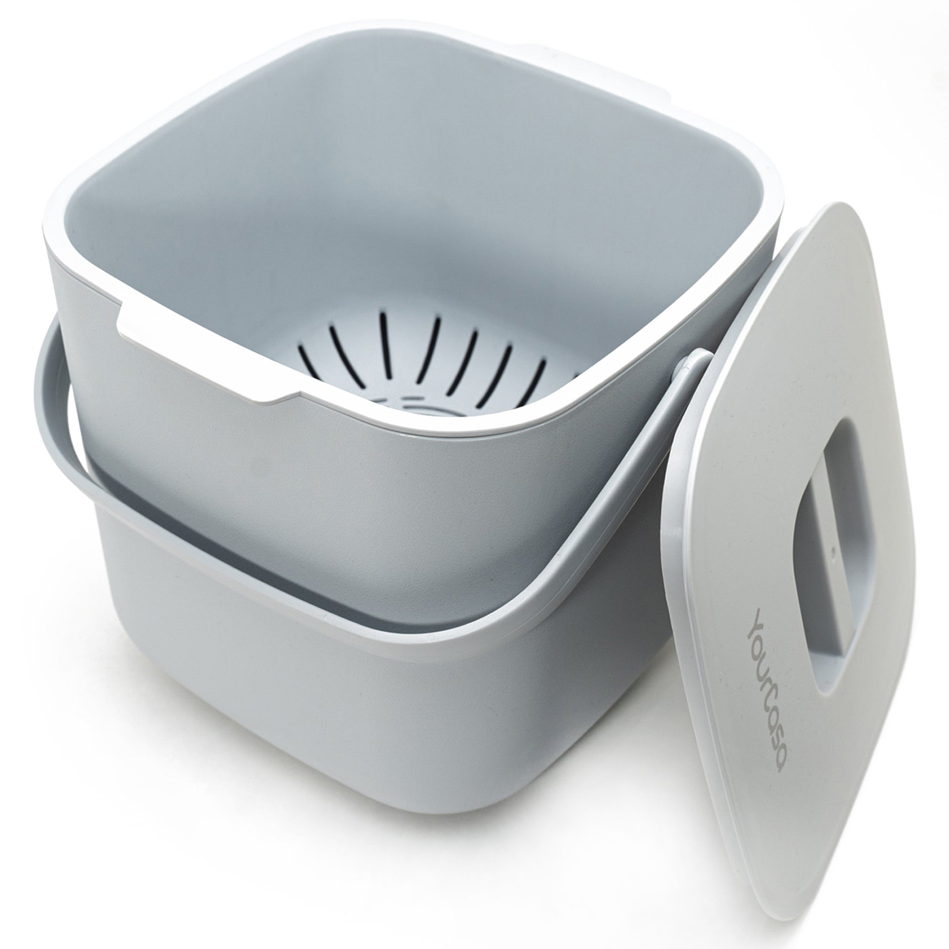 Quadratischer grauer YourCasa® Komposteimer – 7 l – für den alltäglichen Biomüll in der Küche, Behälter mit Siebeinsatz und Deckel, isoliert auf weißem Hintergrund.