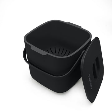 Ein schwarzer, quadratischer Frischhaltebehälter mit belüftetem Deckel, ideal für YourCasa® Biomülleimer Küche 4L – spülmaschinenfest und geruchsdicht.