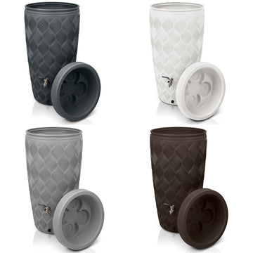 Vier Mehrwegbecher mit Deckeln in unterschiedlichen Farben, in zwei Reihen mit abgenommenen Deckeln neben einer YourCasa Regentonne präsentiert.