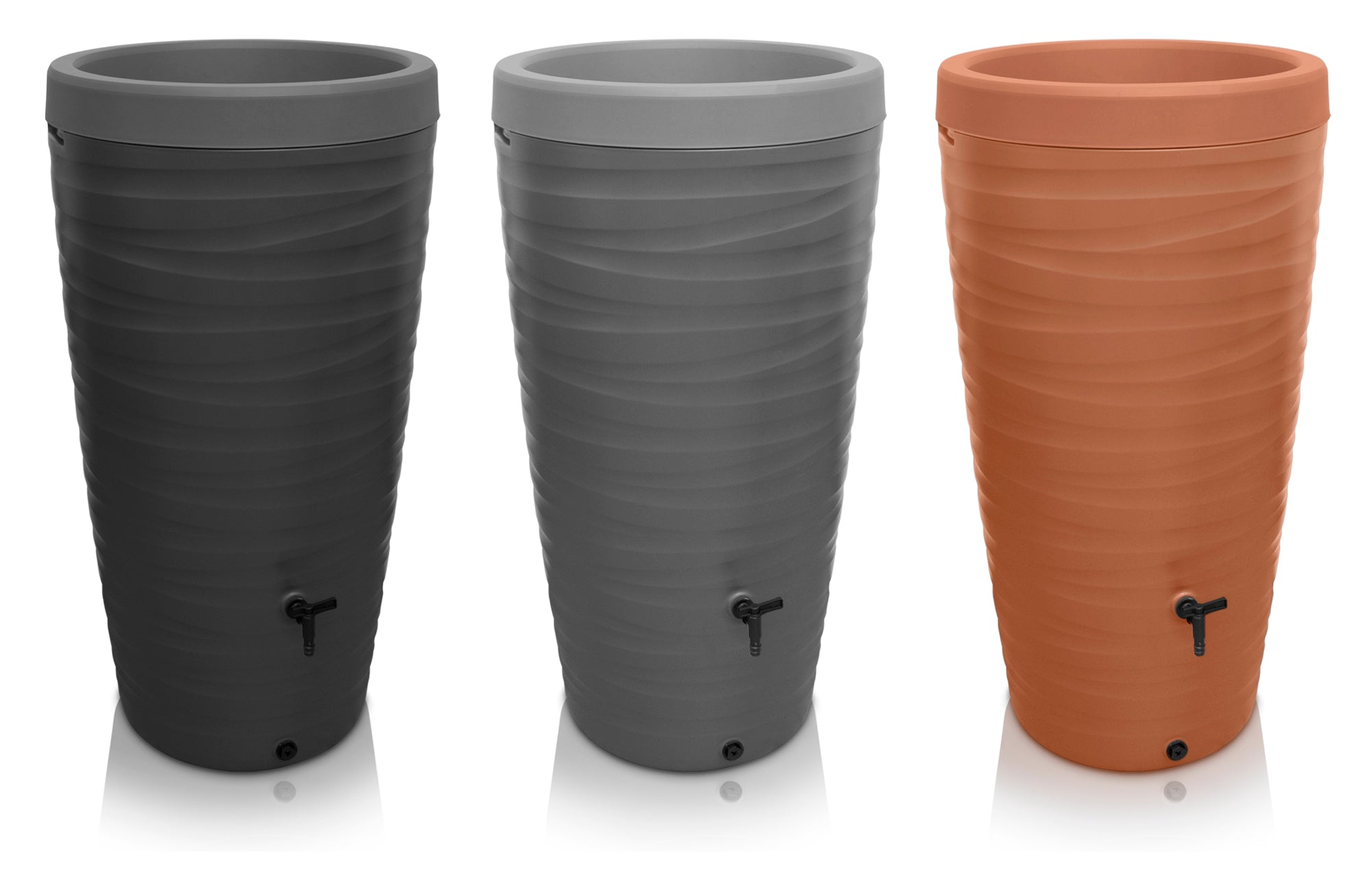 Drei hohe YourCasa Regentonne 240 Liter [Wellen-Design] - Frostsicher & UV-beständige Gartentöpfe in den Farben Schwarz, Grau und Terrakotta, jeweils mit Drainagesystem für nachhaltige Bewässerung.
