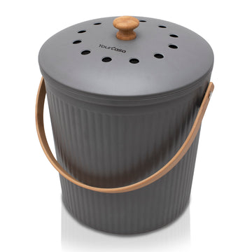 Eine graue YourCasa® Biomülleimer Küche mit einem Deckelgriff aus Holz und einem Tragegurt aus Leder.