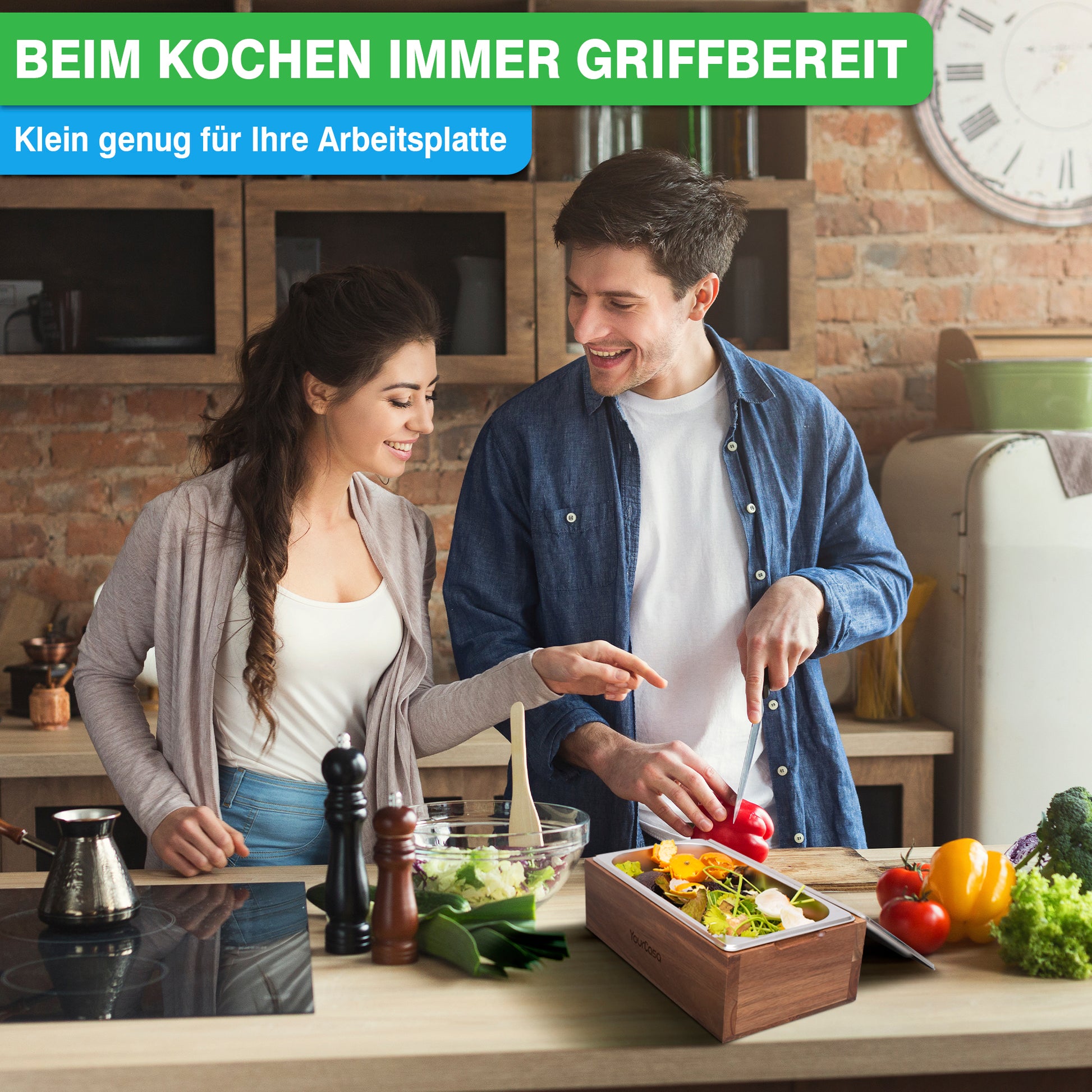 Ein Paar bereitet gemeinsam frisches Gemüse in einer Küche zu, neben einem YourCasa® Komposteimer aus Echtholz und Edelstahl – spülmaschinenfest mit herausnehmbarem Einsatz.