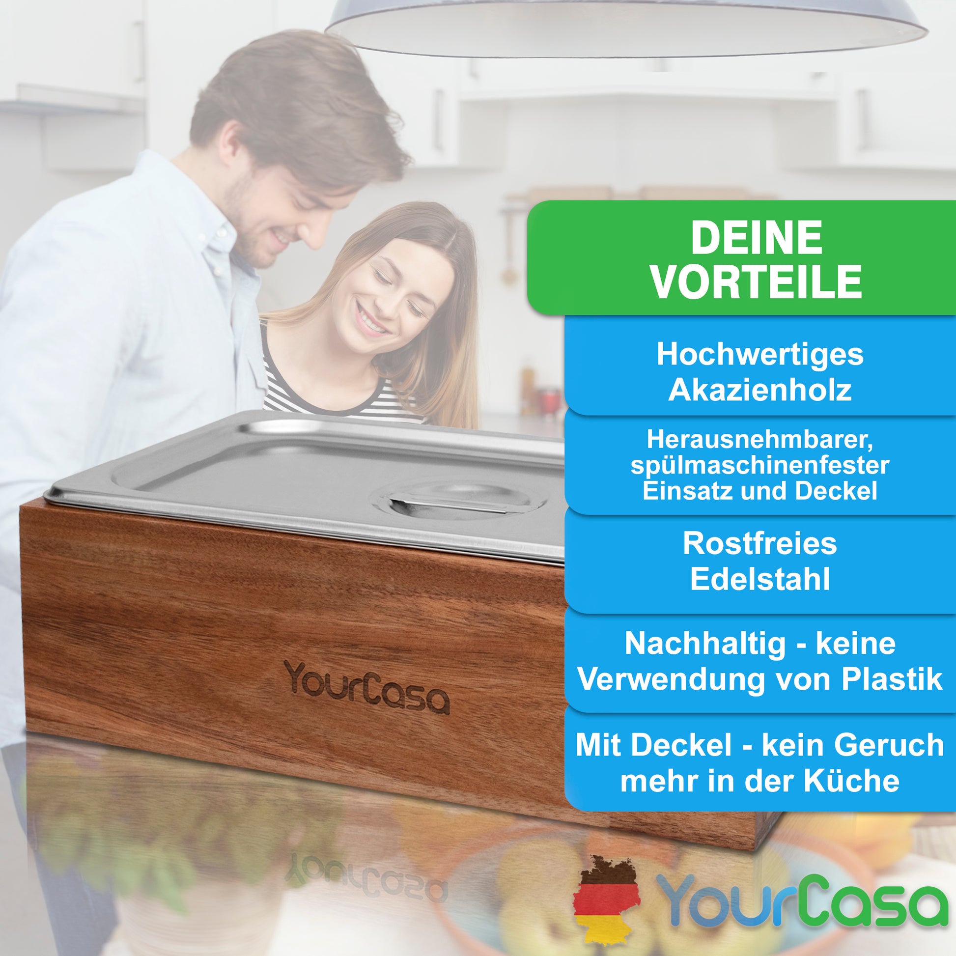 Lächelndes Paar betrachtet auf einer Küchentheke einen YourCasa® Komposteimer aus Echtholz und Edelstahl mit einer deutschen Auflistung der Produktvorteile.