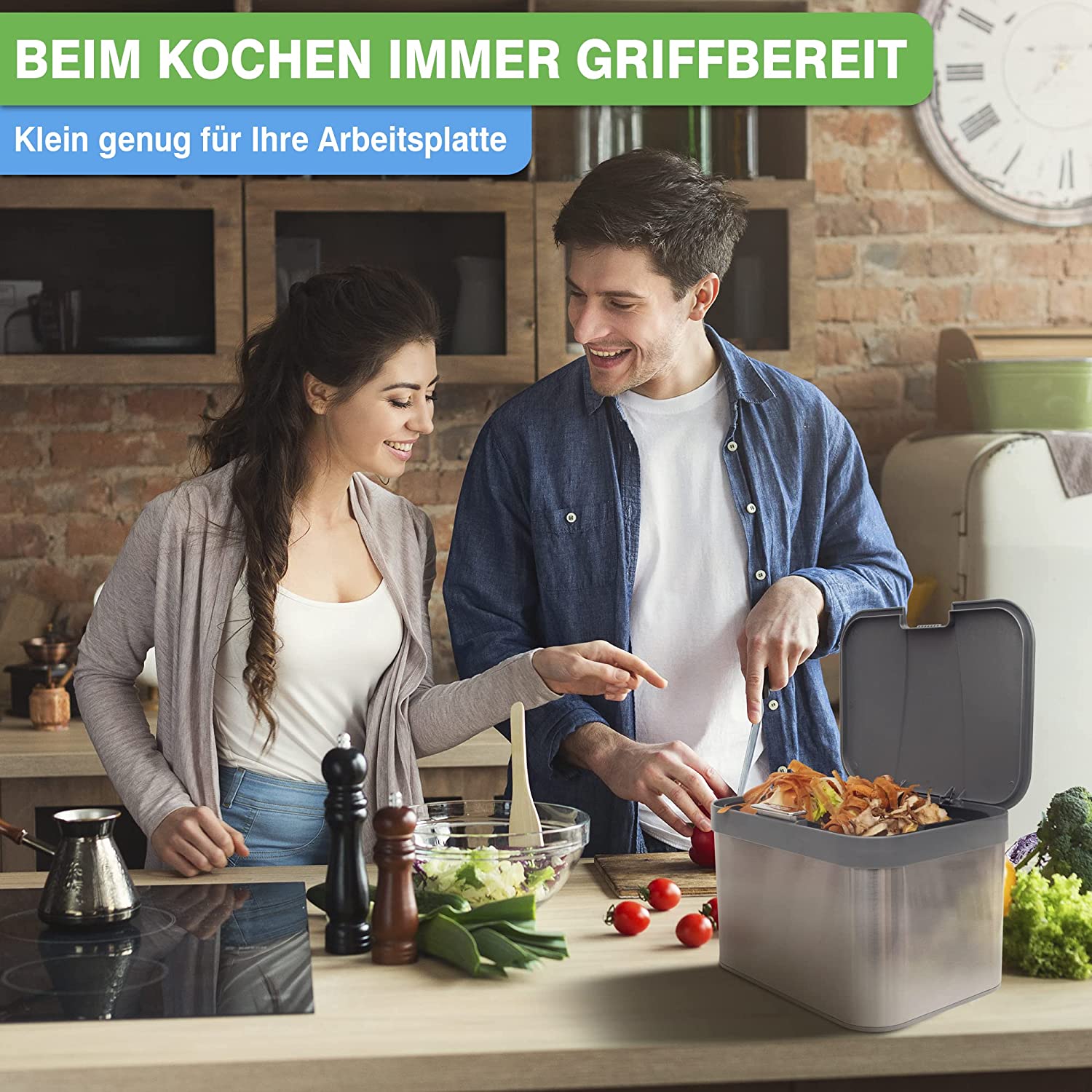 Ein Mann und eine Frau kochen zusammen und in der Nähe steht ein YourCasa® Edelstahl-Komposteimer (4,3 l) für die Küche.