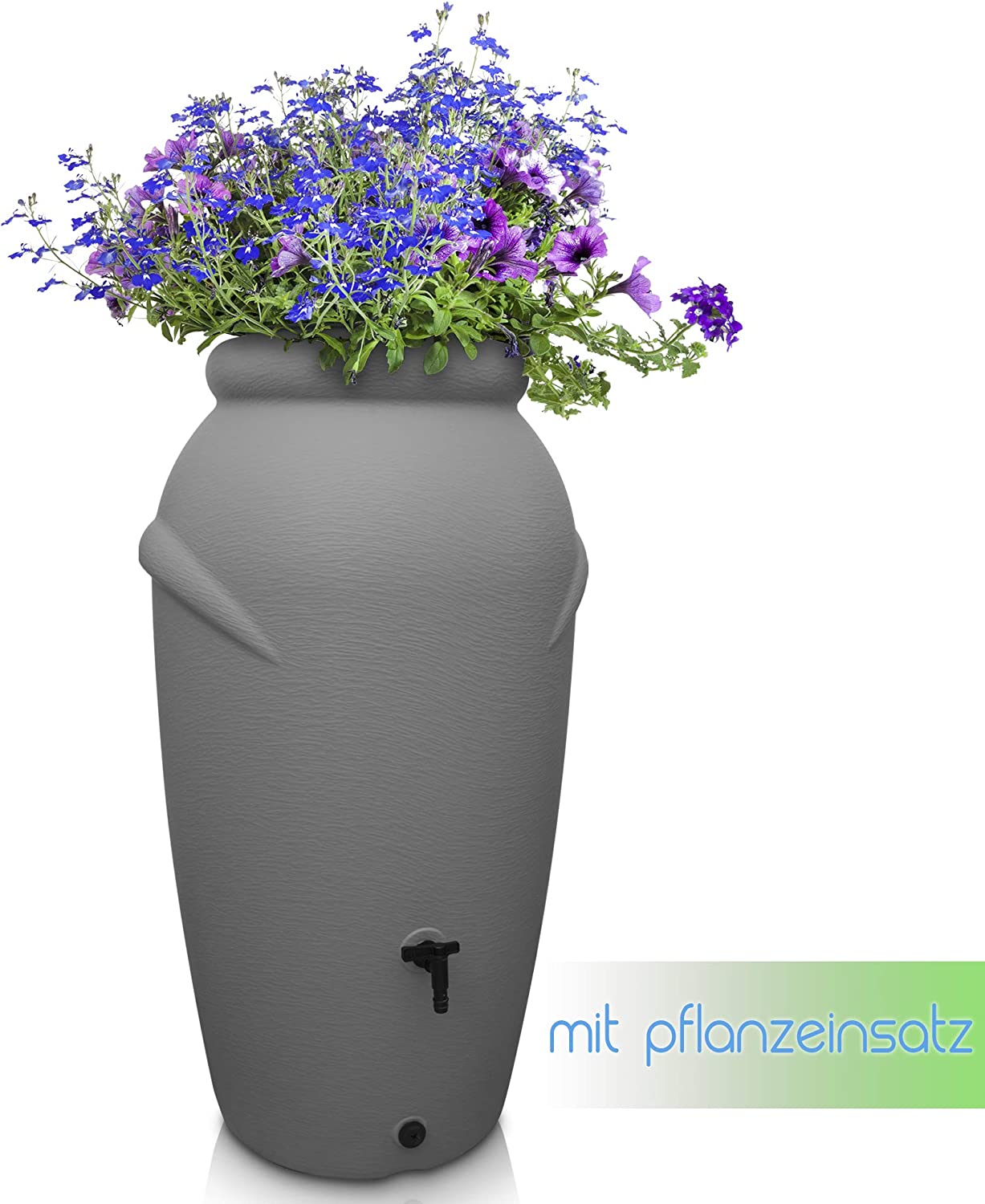 Eine graue Yourcasa-de Regentonne 210/360/440 Liter mit integriertem Pflanzeneinsatz gefüllt mit blauen und violetten Blumen.