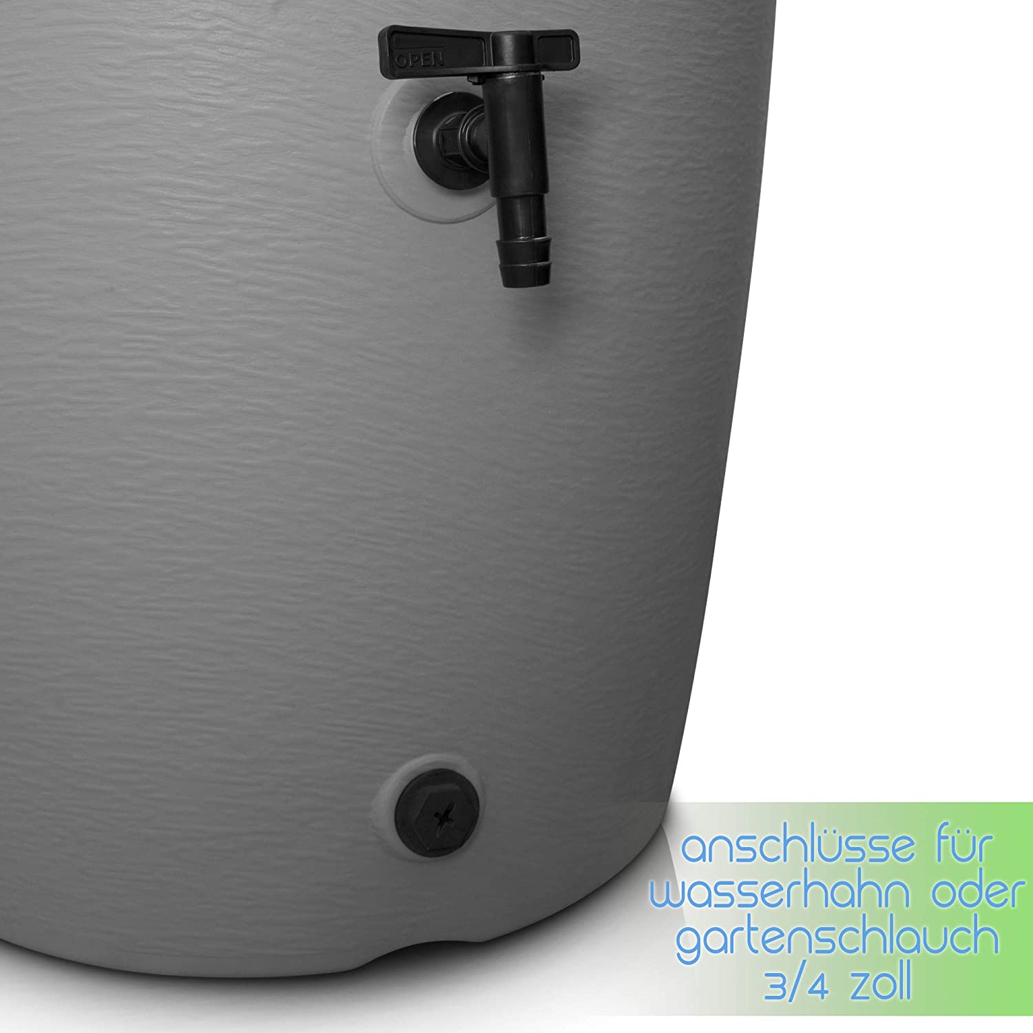 Nahaufnahme eines Grauwasserfasses mit einer Regentonne 210/360/440 Liter – Amphore Design von yourcasa-de und Schlauchanschluss.
