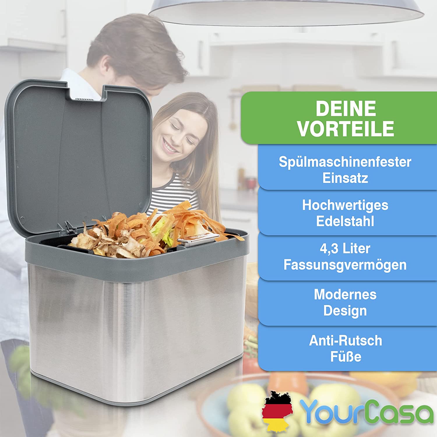 Ein Paar lächelt, während es auf einer Küchentheke einen mit Essensresten gefüllten YourCasa® Edelstahl-Komposteimer betrachtet, auf dem ein Text auf Deutsch die Eigenschaften des Produkts hervorhebt.