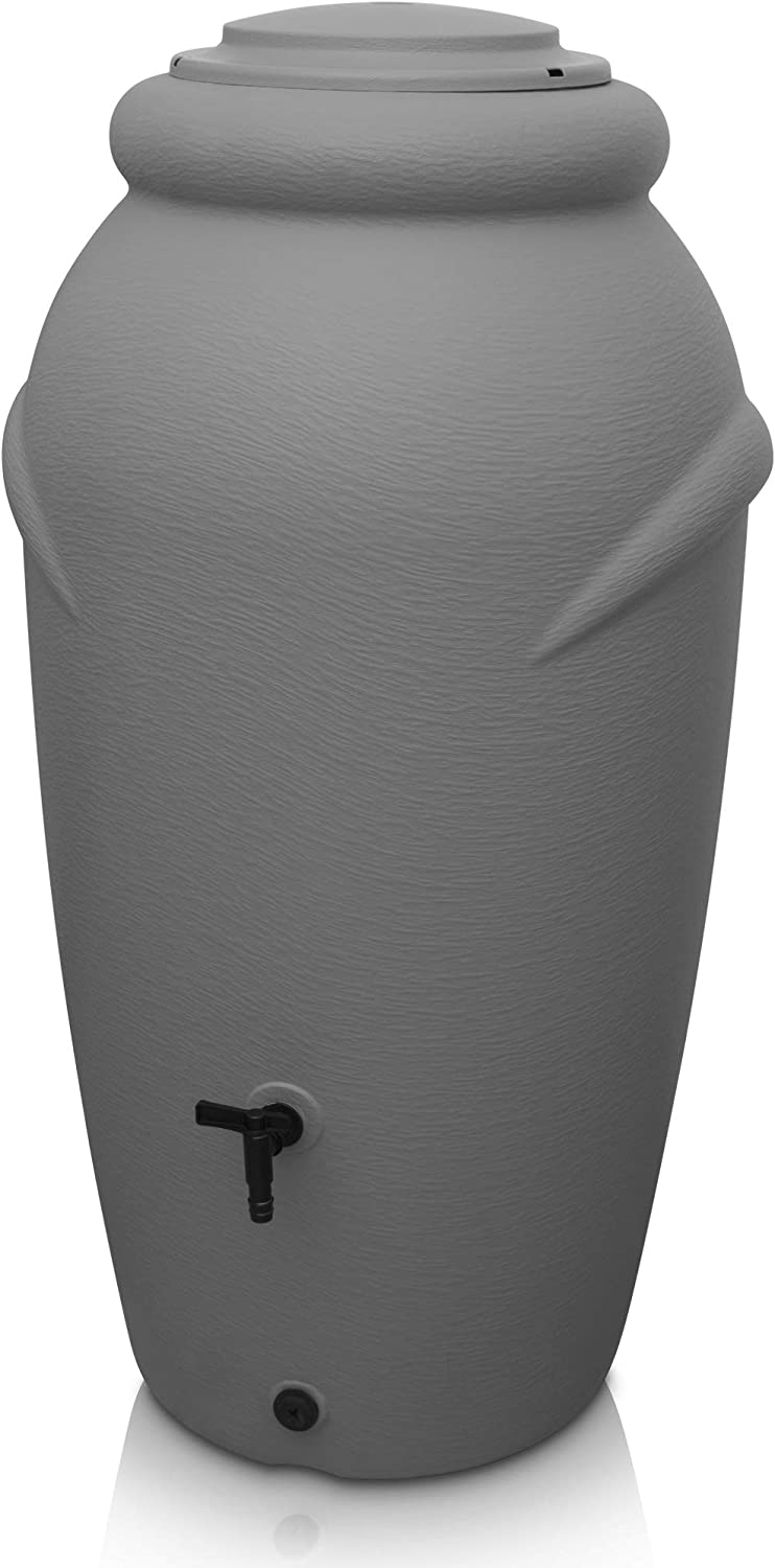 Eine große graue Regentonne aus Kunststoff mit Deckel und Hahn im Amphoren-Stil zur effizienten Nutzung von Regenwasser, wie die Regentonne 210/360/440 Liter – Amphore Design von yourcasa-de.
