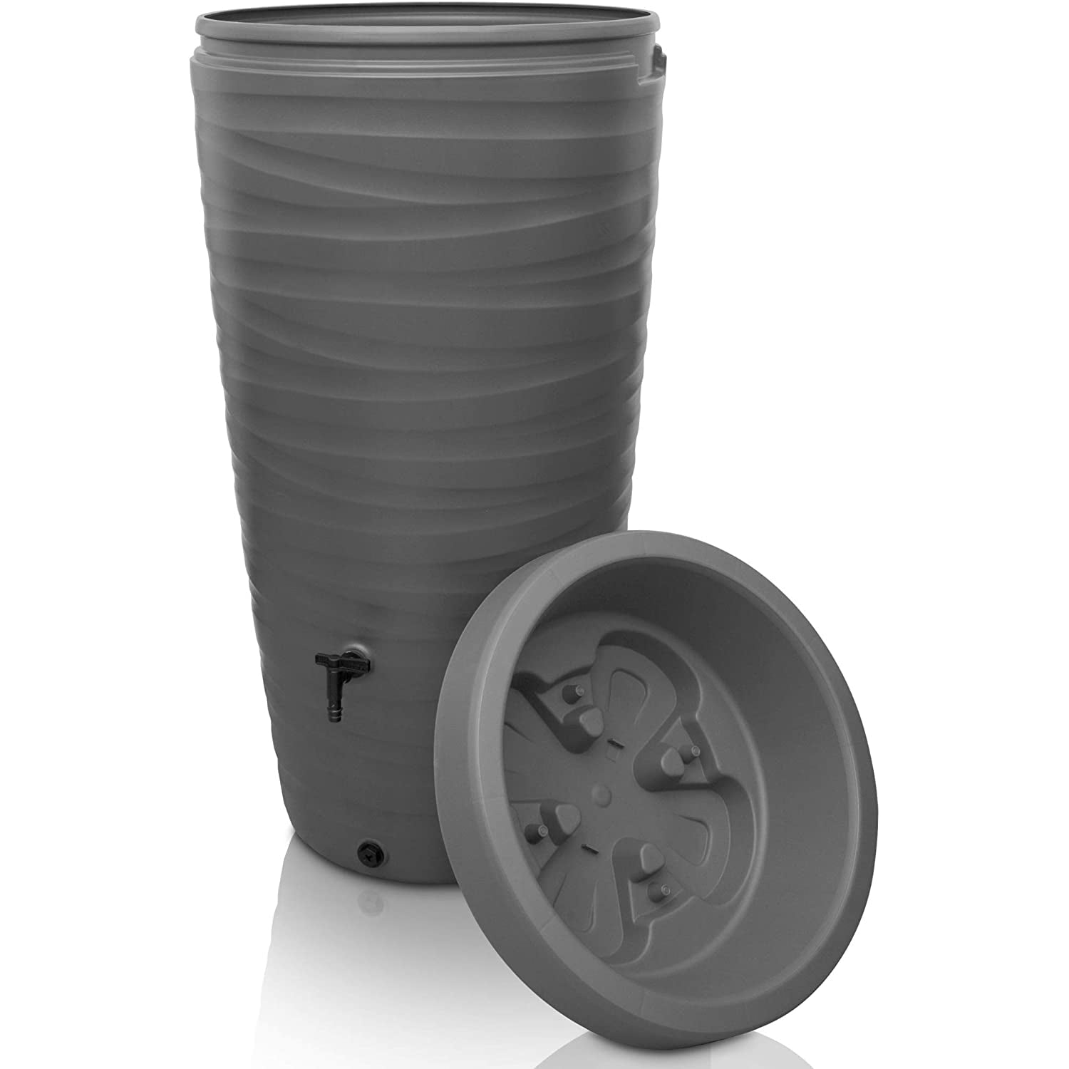 Stapel von YourCasa Regentonnen 240 Liter [Wellendesign] - Frostsicher & UV-beständig mit einem daneben platzierten Deckel, gleichartige Komponenten für ein nachhaltiges Bewässerungssystem.