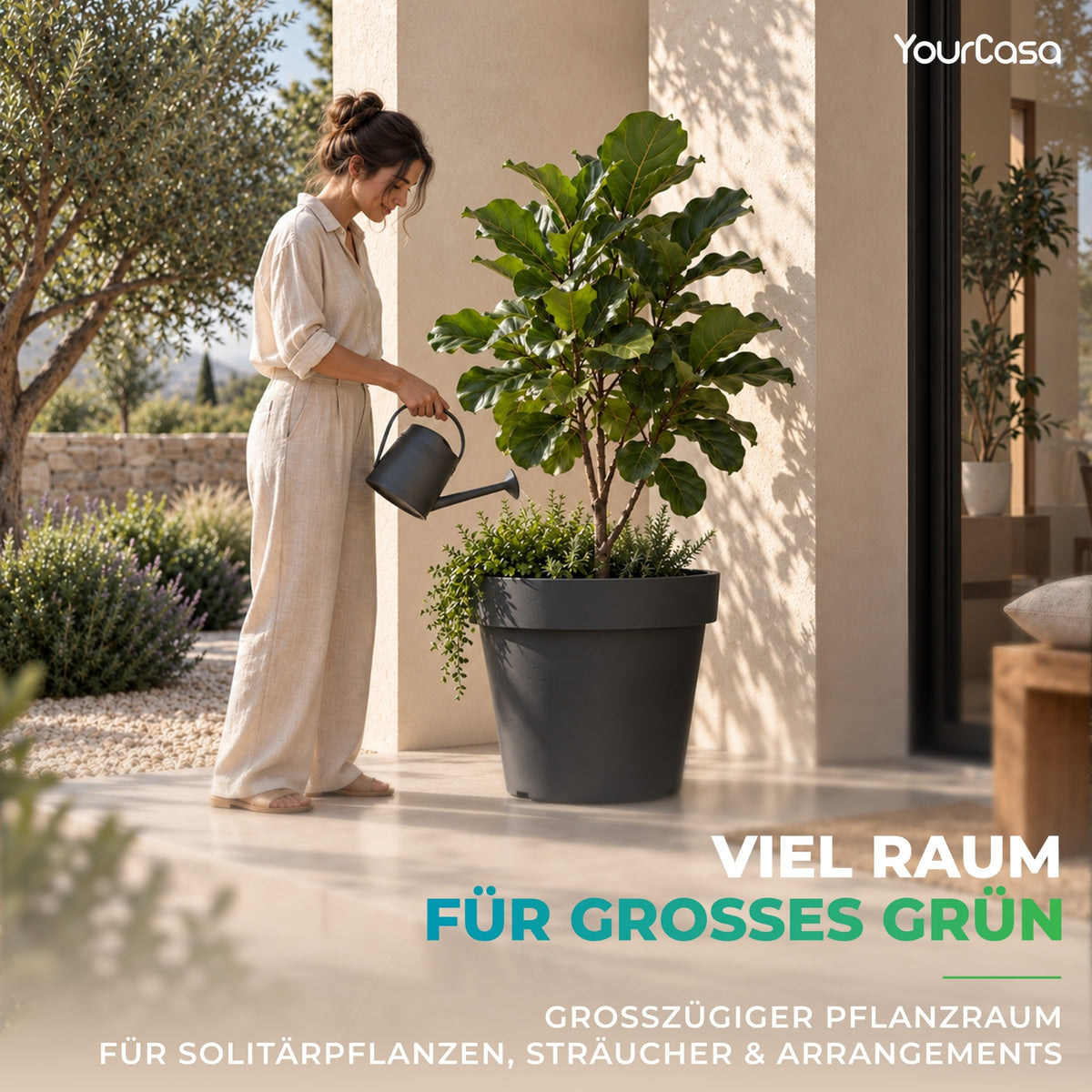 Frau gießt Geigenfeige im TERRA Pflanzkübel Anthrazit auf sonniger Terrasse