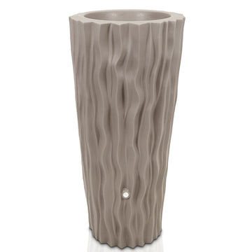 Eine hohe, gewellte, zylindrische YourCasa Regentonne 160 Liter [AquaDesign Flower]-Keramikvase auf weißem Hintergrund.