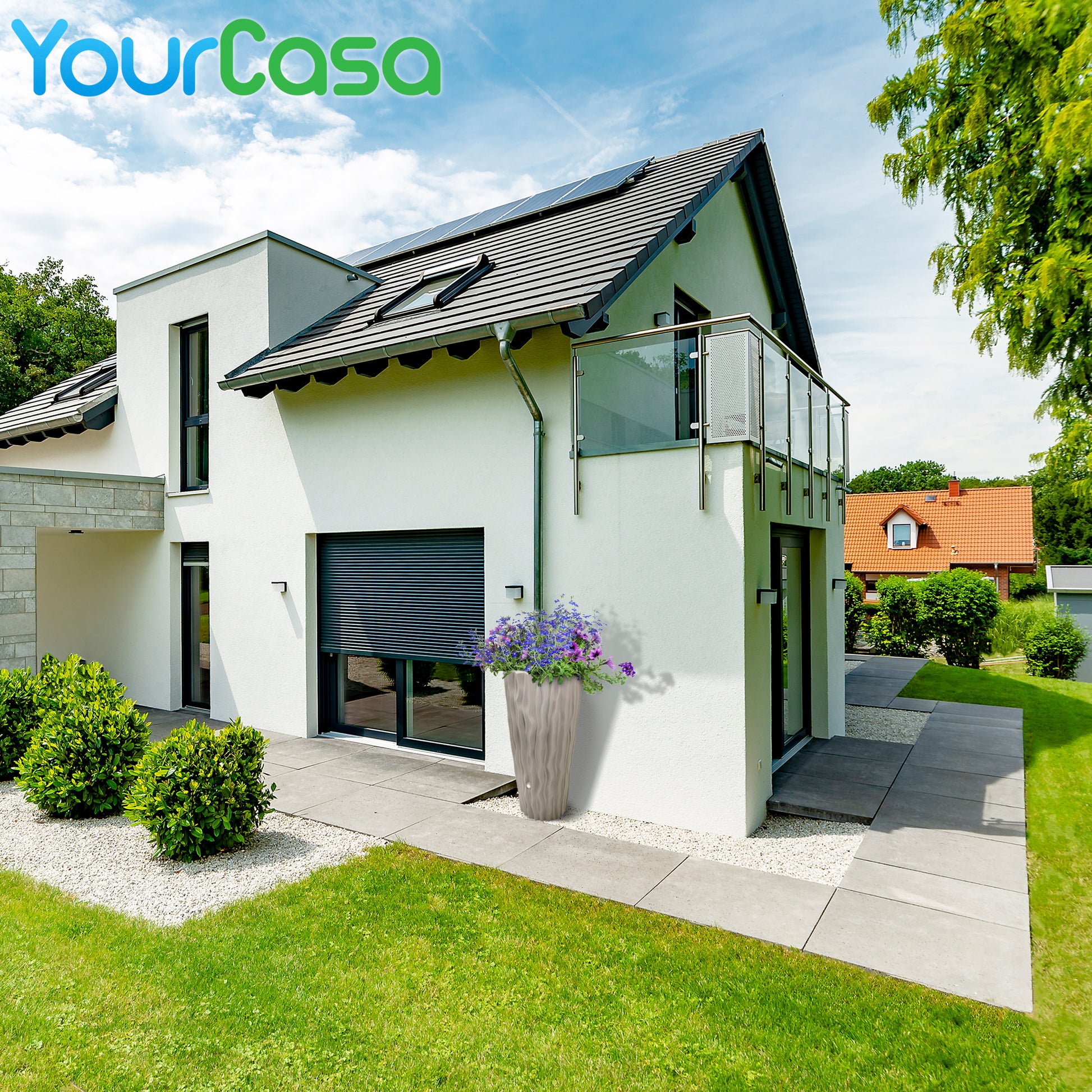 Ein Haus mit einem Solarpanel auf dem Dach und einer YourCasa Regentonne 160 Liter [AquaDesign Flower] mit Metallgewinde im Garten.