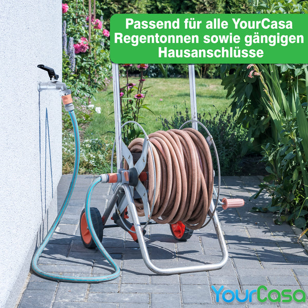 Gartenschlauchtrommel mit einem braunen Schlauch, ordentlich aufgerollt und an einen YourCasa® Wasserhahn Garten [1/2 Zoll & 3/4 Zoll] Messing - Frostsicher & Komplettset angeschlossen, der an einem sonnigen Tag draußen steht.