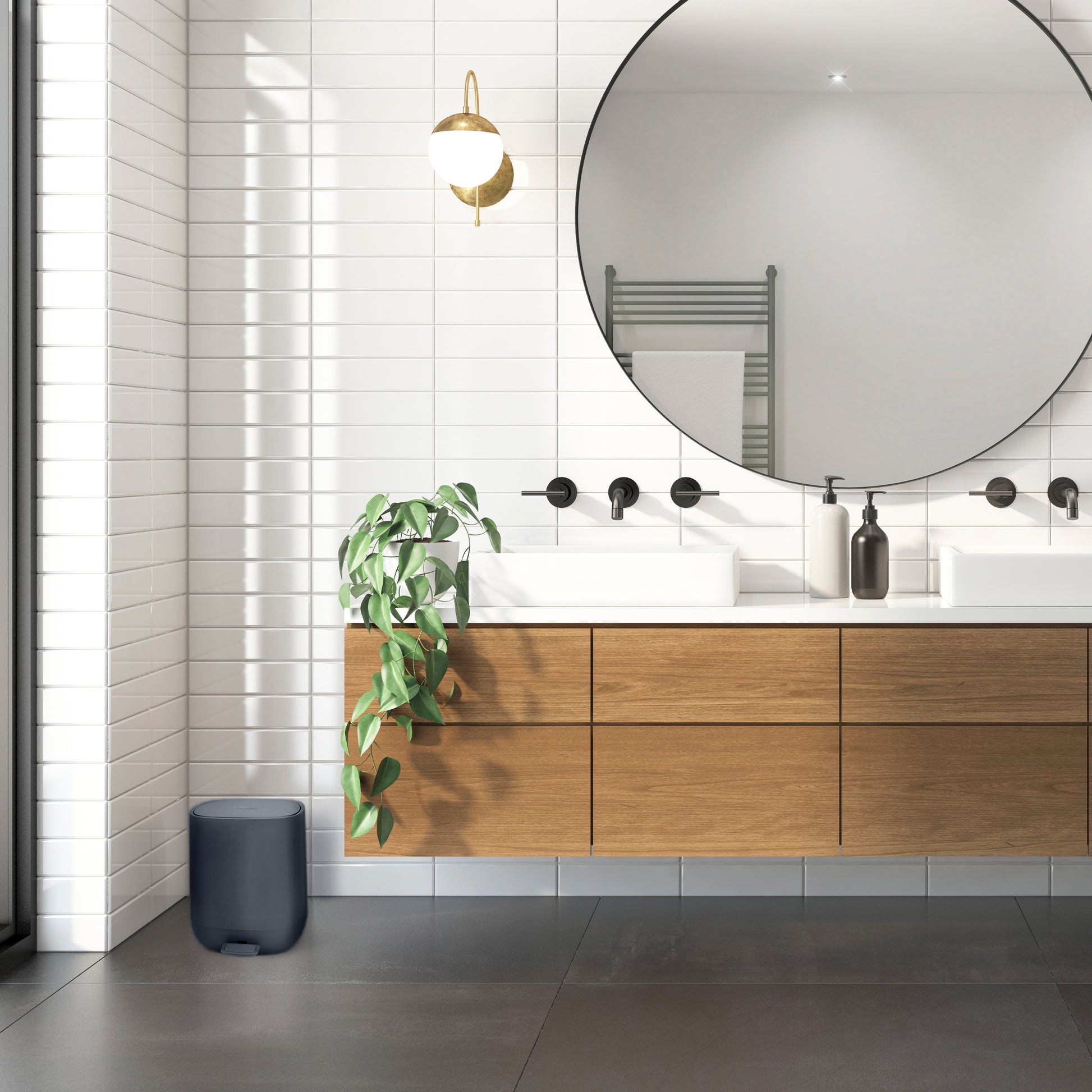 Ein Badezimmer mit einem Holzwaschtisch und einem runden Spiegel, ausgestattet mit einem YourCasa® Mülleimer [5L] - Elegantes Design für Badezimmer oder Küche - Kosmetikeimer von yourcasa-de.