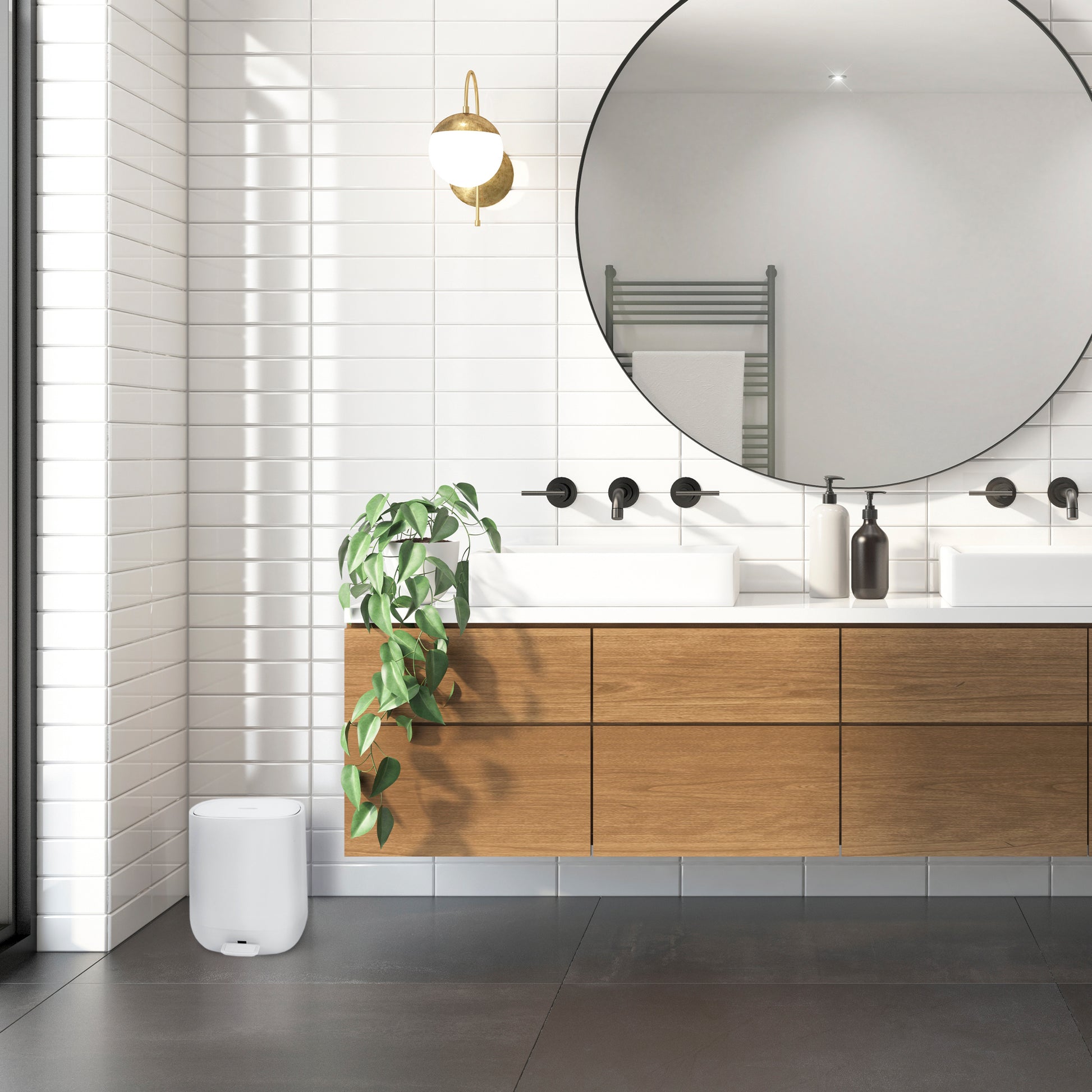 Ein weißes Badezimmer mit einem Holzwaschtisch und einem runden Spiegel sowie einem YourCasa®-Mülleimer für zusätzlichen Komfort.