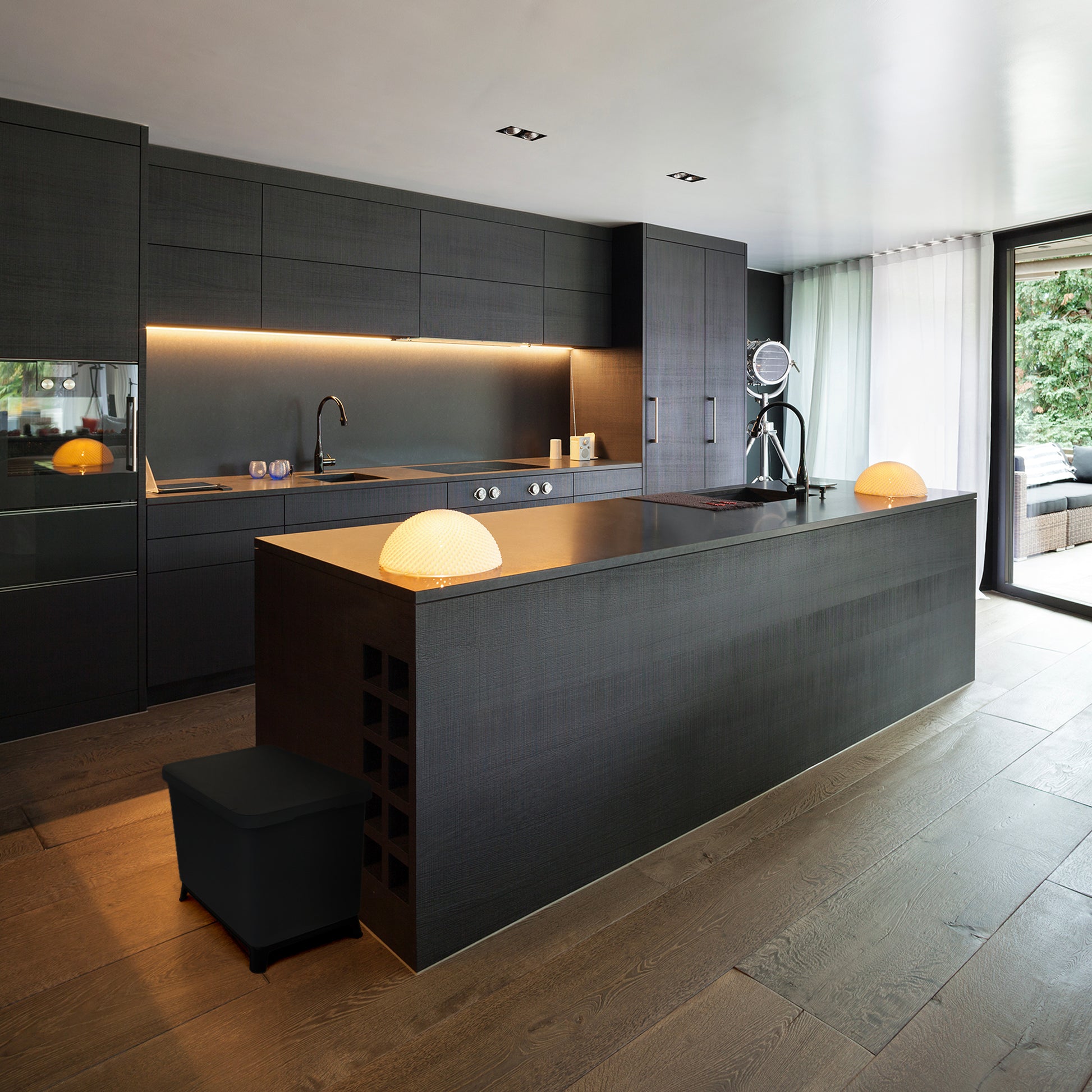 Eine moderne Küche mit einer schwarzen Insel und YourCasa® Mülleimer 2-4 Fächer [20-40L] im exklusiven Design – Mülltrennsystem mit Deckel und Fuß.