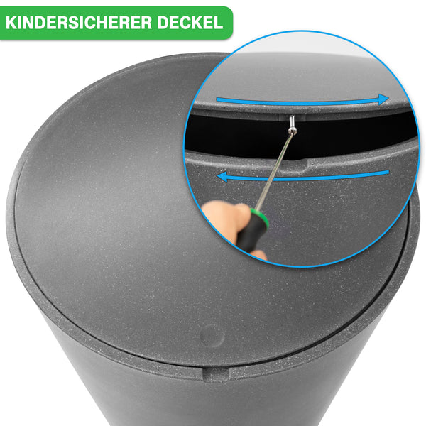 Nahaufnahme einer Hand, die einen kindersicheren Deckel eines YourCasa Regentonne 210 Liter [Aquaform] - Frostsicher & Kinderfreundlich Behälters durch einen Drück-Dreh-Mechanismus von yourcasa-de öffnet.