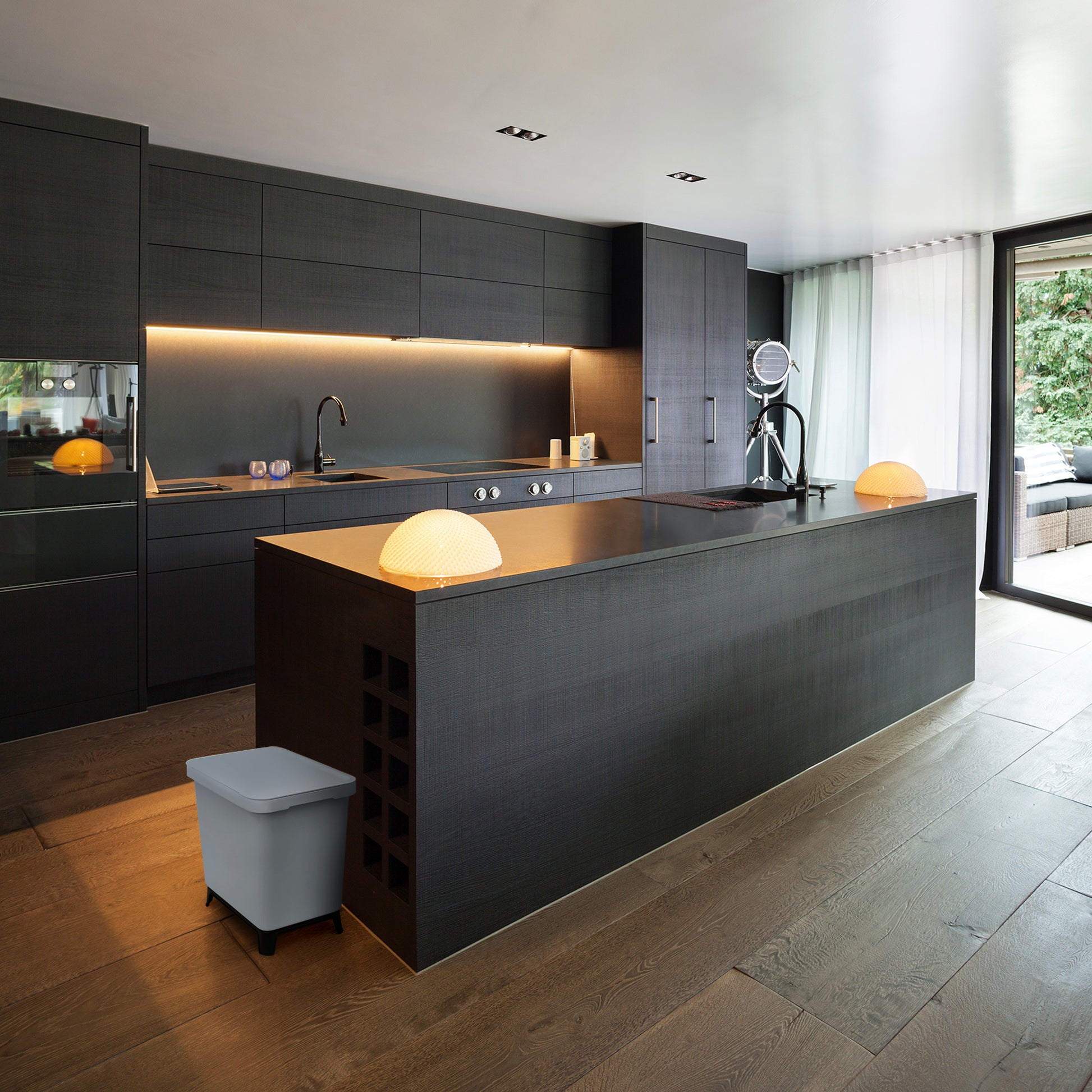 Eine schwarze Küche mit einer Arbeitsplatte aus Holz für YourCasa® Mülleimer 2-4 Fächer [20-40L] im exklusiven Design - Mülltrennsystem mit Deckel und Fuß von yourcasa-de.