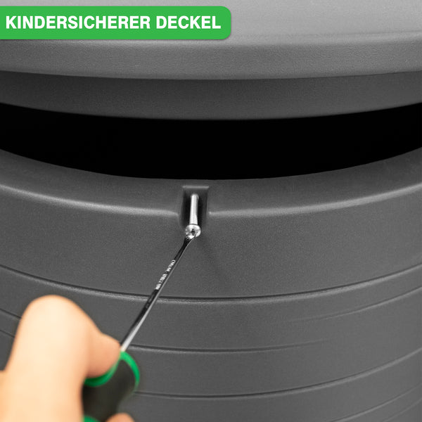 Eine Hand öffnet mit einem Schraubenzieher einen kindersicheren Deckel einer YourCasa Regentonne 280 Liter [PureRain] - Frostsicher & UV-beständig.