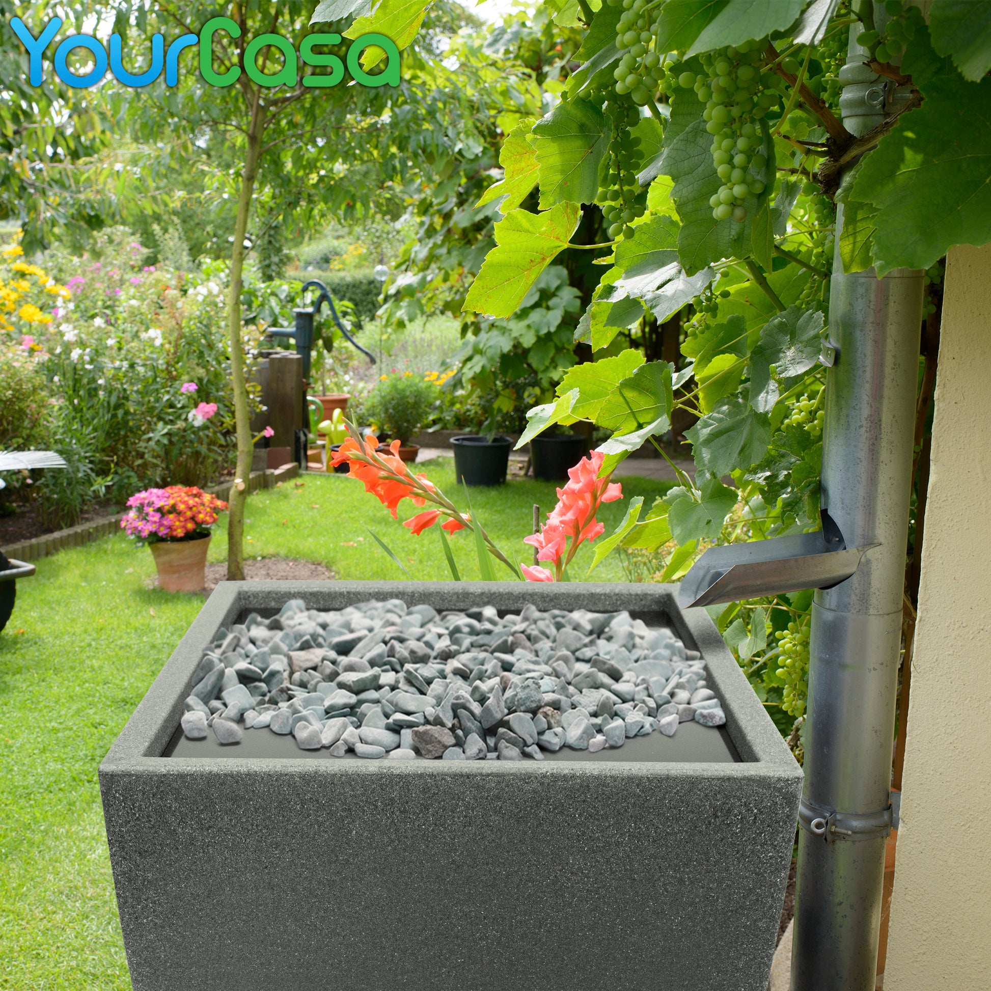 Ein Wasserbrunnen in einem Garten mit Steinen und einer YourCasa Regentonne 200 Liter [PureFlow] mit Metallgewinde und Filterkorb- Regenfass Frostsicher aus Kunststoff - Regenwassertonne.