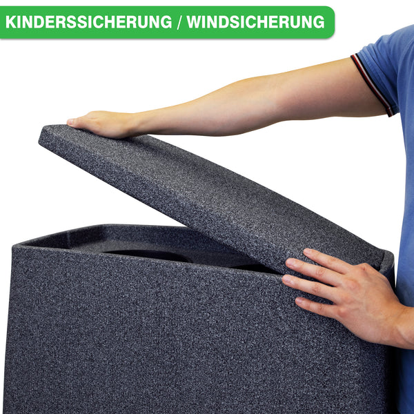 Person befestigt den Deckel einer Outdoor-Aufbewahrungsbox, um sie kindersicher und windgeschützt zu machen und nutzt sie als YourCasa Regentonne 270 Liter [QuadraFlow Rain] Eckig und Schmal zum Auffangen von Regenwasser von yourcasa-de.