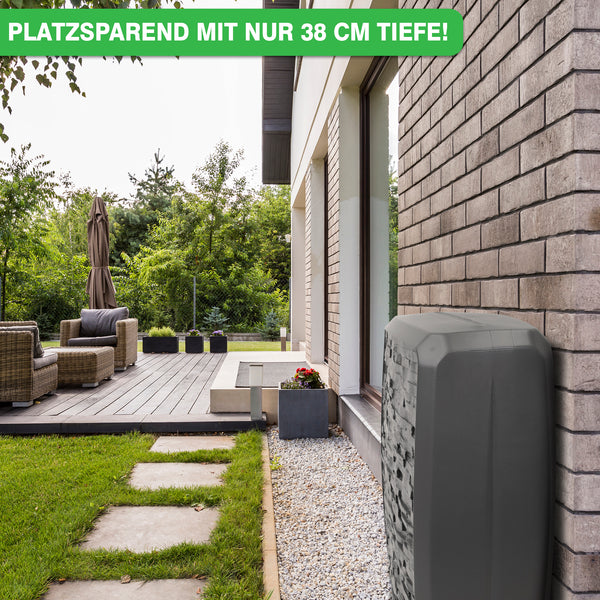 Eine moderne YourCasa Regentonne 250 Liter [TwinView] - Eckig, Schmal, Platzsparend und Vielseitig Wärmepumpe, installiert neben einem Haus mit Terrasse und Garten im Hintergrund, hervorgehoben für seine kompakte Größe mit einer Beschriftung über seine Tiefe und nachhaltige Bewässerung mit einem innovativen yourcasa-de.