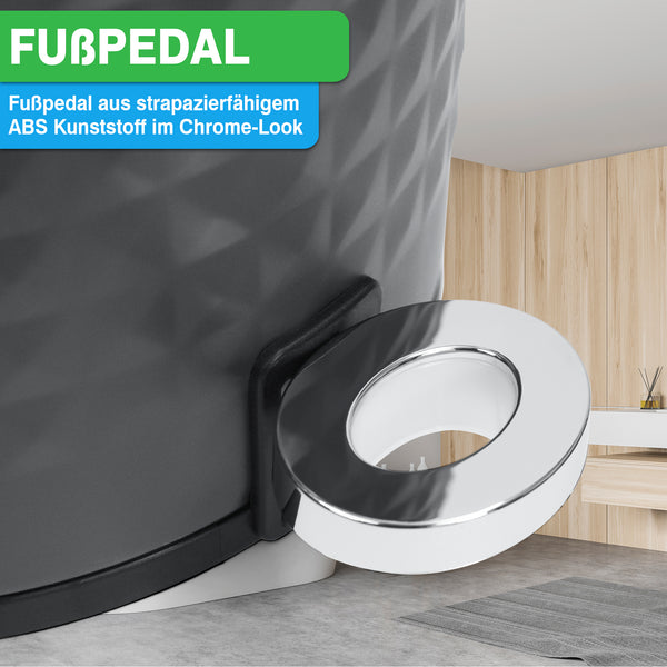 Eine Nahaufnahme eines Fußpedals aus ABS-Kunststoff in Chromoptik, Teil eines YourCasa® Edelstahl Mülleimer Bad 5L – Pyramiden-Oberflächenstruktur vor einem modernen Interieur-Hintergrund.