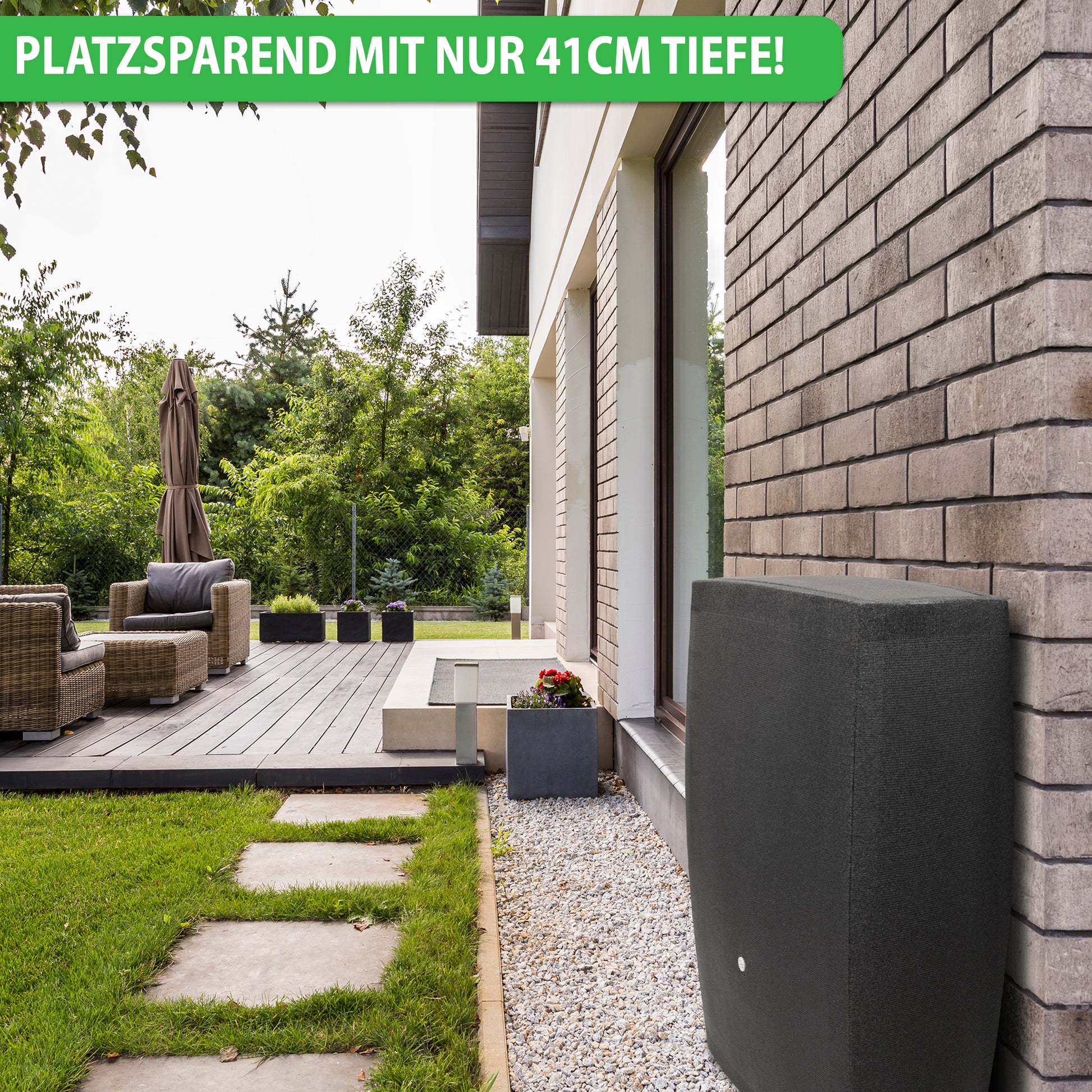 Ein moderner Hinterhof mit einer Terrasse mit Gartenmöbeln, grüner Landschaftsgestaltung und einer Yourcasa-de YourCasa Regentonne 275 Liter [SquareLux Rain] – Eckig und Schmal.