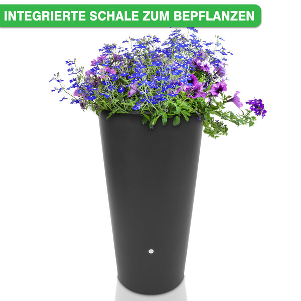 Blumentopf mit integrierter Pflanzschale, gefüllt mit blühenden blauen und violetten Blumen, dient zugleich als YourCasa Regentonne 150 Liter [Aquaform Flower] – Mit Pflanzkübel und Metallgewinde von yourcasa-de.