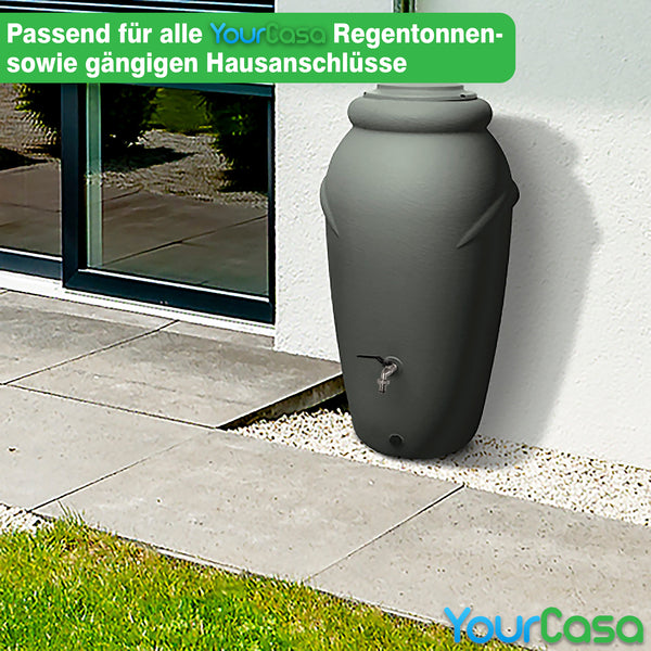 Eine graue Regentonne von yourcasa-de, angeschlossen an einen YourCasa® Wasserhahn Garten [1/2 Zoll & 3/4 Zoll] Messing - Frostsicher & Komplettset, neben der Außenwand eines Hauses platziert.