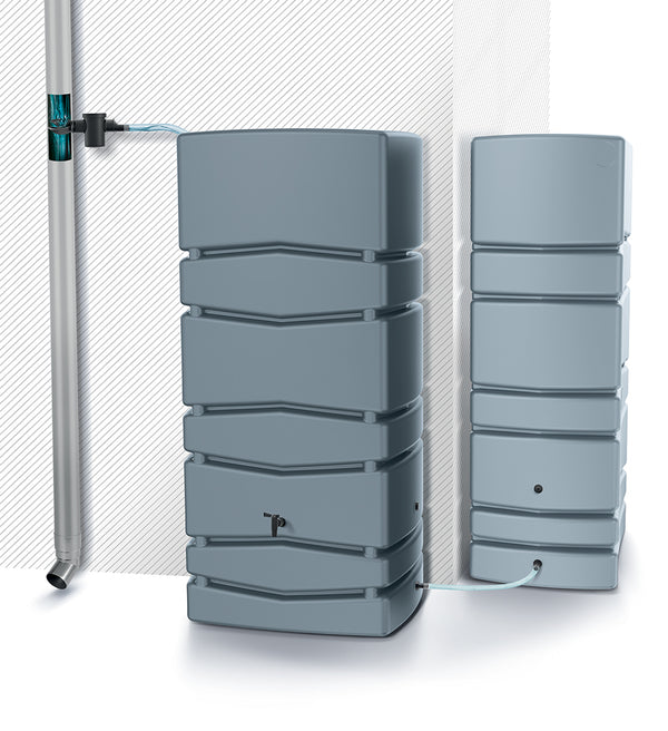 Ein YourCasa Regentonne Aqua Silo 350 / 450 und 650 Liter neben einer Wand.