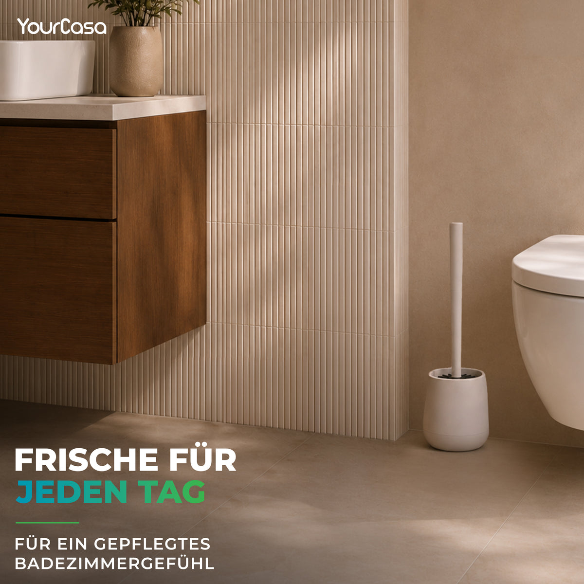 Weiße Silikonbürste im Halter neben dem WC im modernen Badezimmer