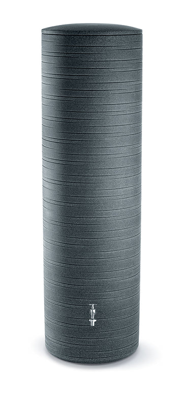 Ein zylindrisch geformter, strukturierter, dunkel gefärbter kabelloser Lautsprecher mit sichtbarem Ein-/Aus-Schalter und im Design einer YourCasa Regentonne 500 Liter [PureRain] – frostsicher und UV-beständig.