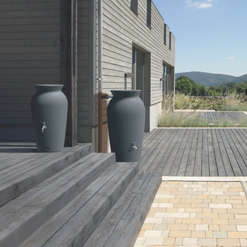 Dekorative Regentonne im Tongefäß-Design auf moderner Terrasse