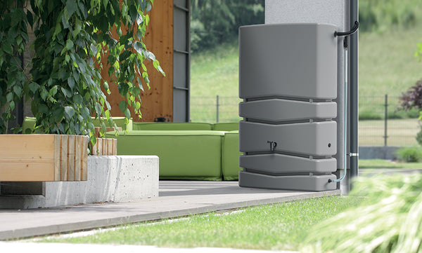 Ein YourCasa Regentonne Aqua Silo 350 / 450 und 650 Liter steht außerhalb eines Hauses.